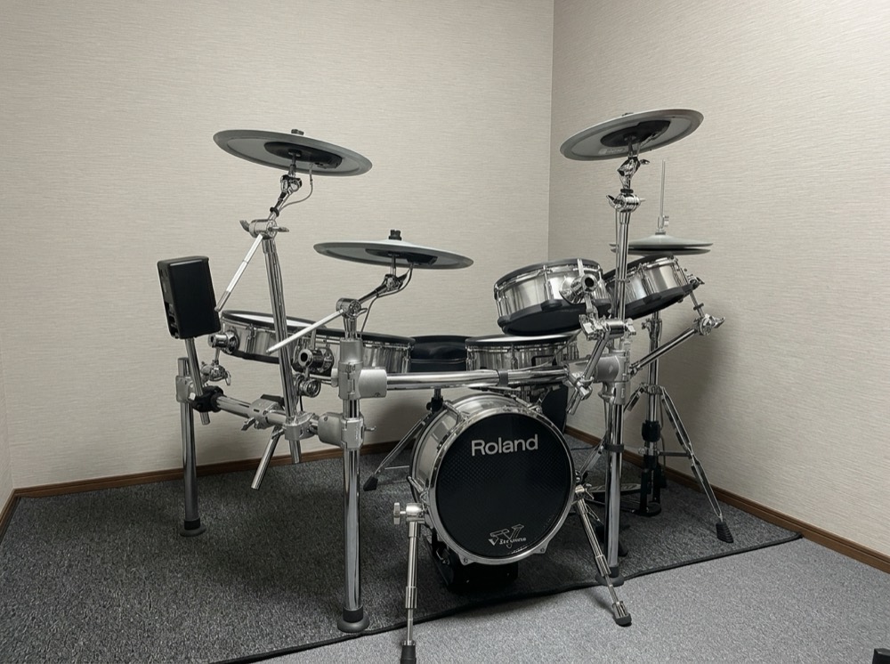 防音スタジオに置いた電子ドラム